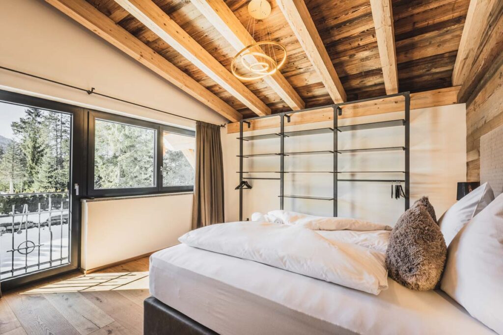 Terrasse der Wilderer Chalets mit Bergblick